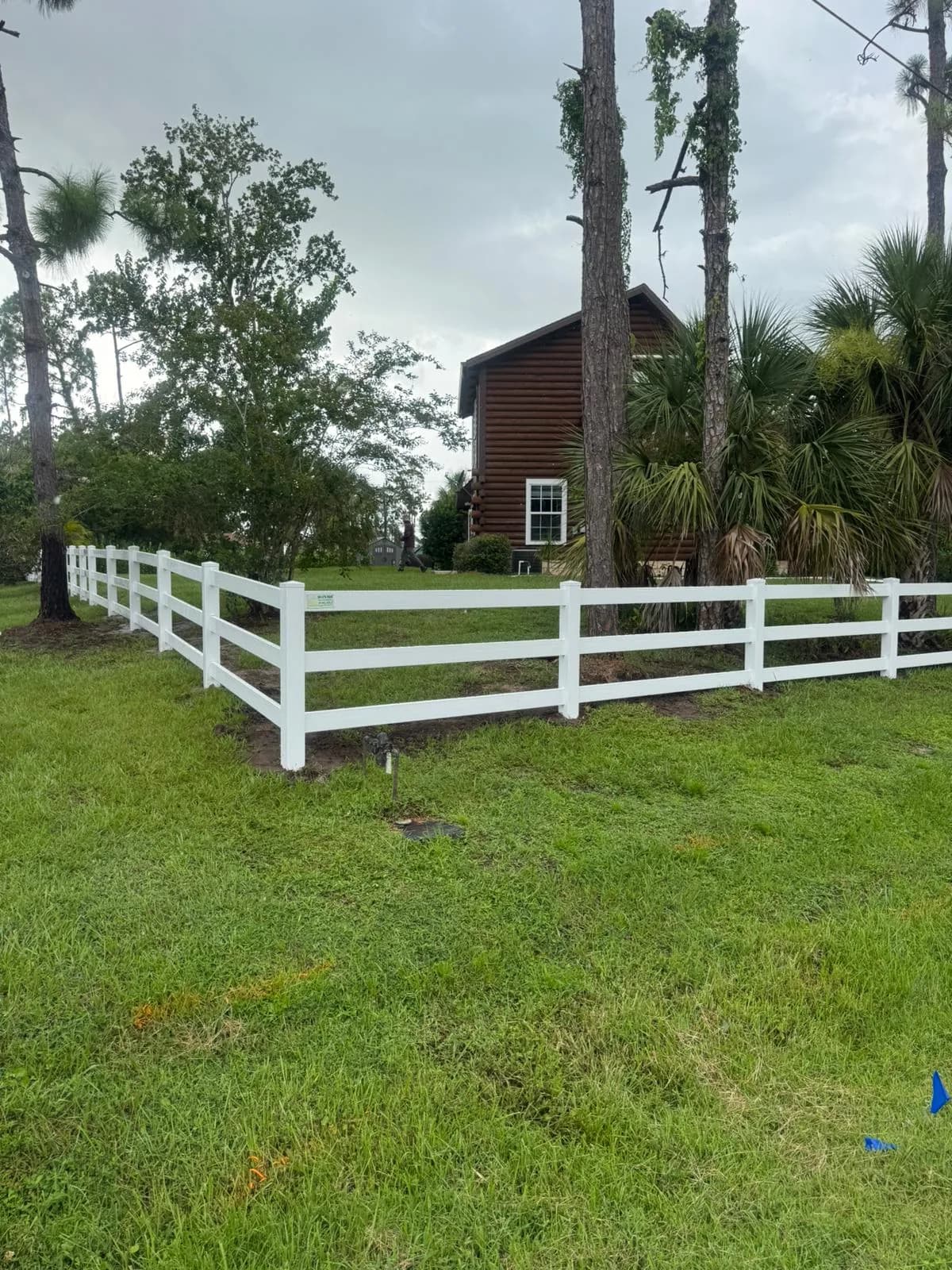 Semi-private vinyl fence with lattice top